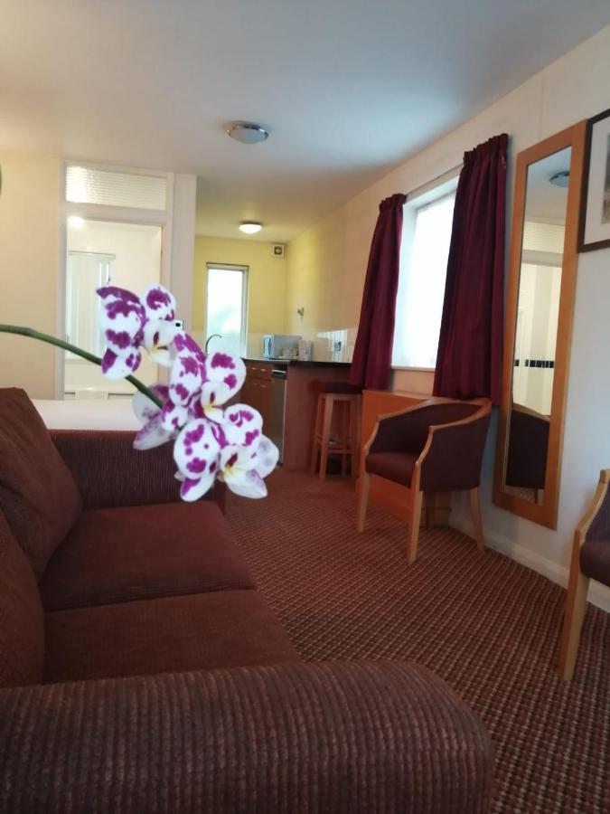 The Tudor Hotel Eastcote Extérieur photo