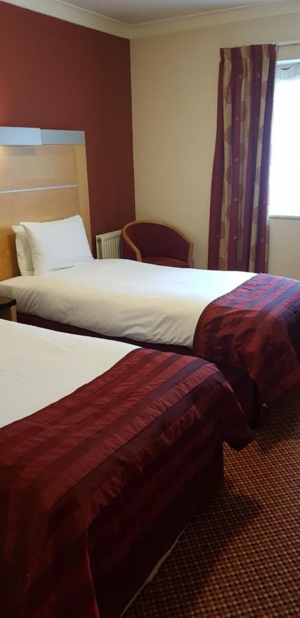 The Tudor Hotel Eastcote Extérieur photo
