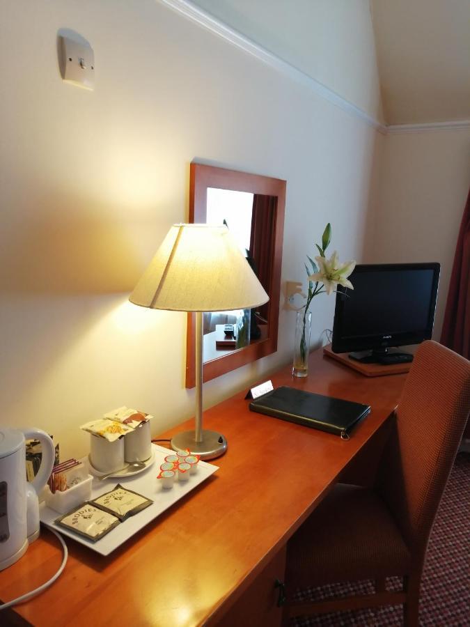 The Tudor Hotel Eastcote Extérieur photo