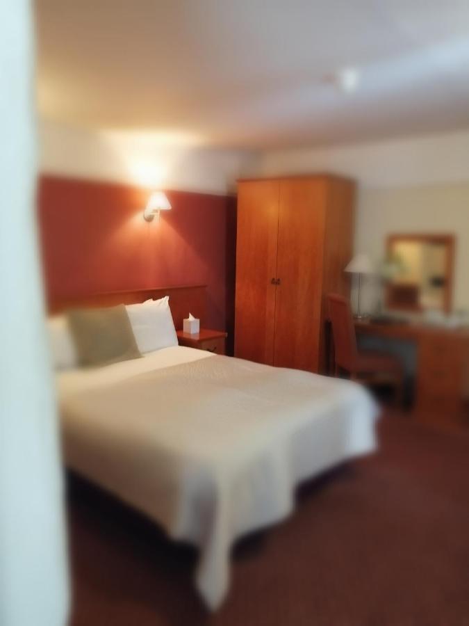 The Tudor Hotel Eastcote Extérieur photo