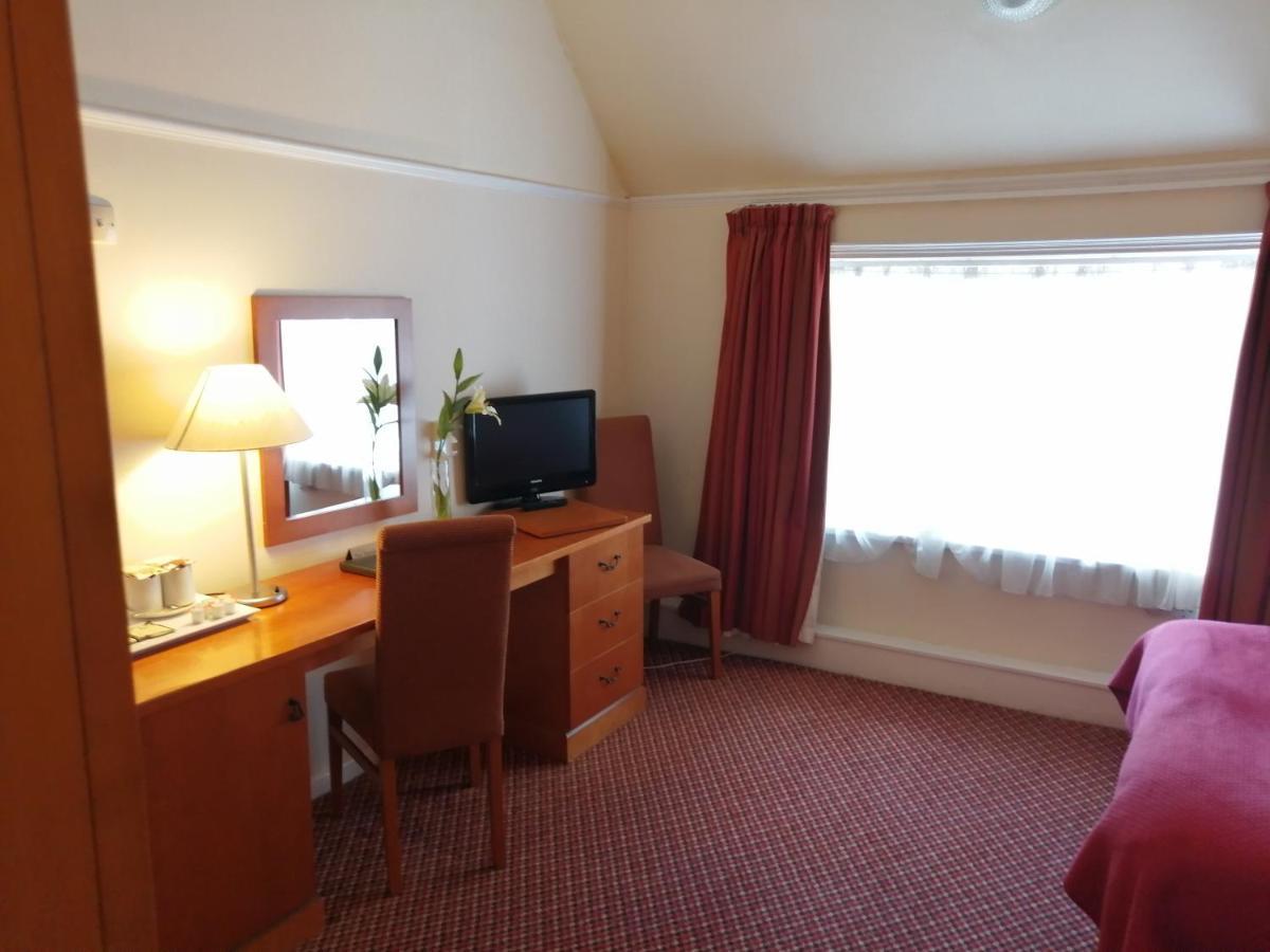The Tudor Hotel Eastcote Extérieur photo