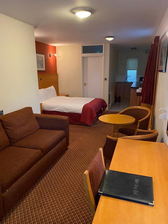The Tudor Hotel Eastcote Extérieur photo