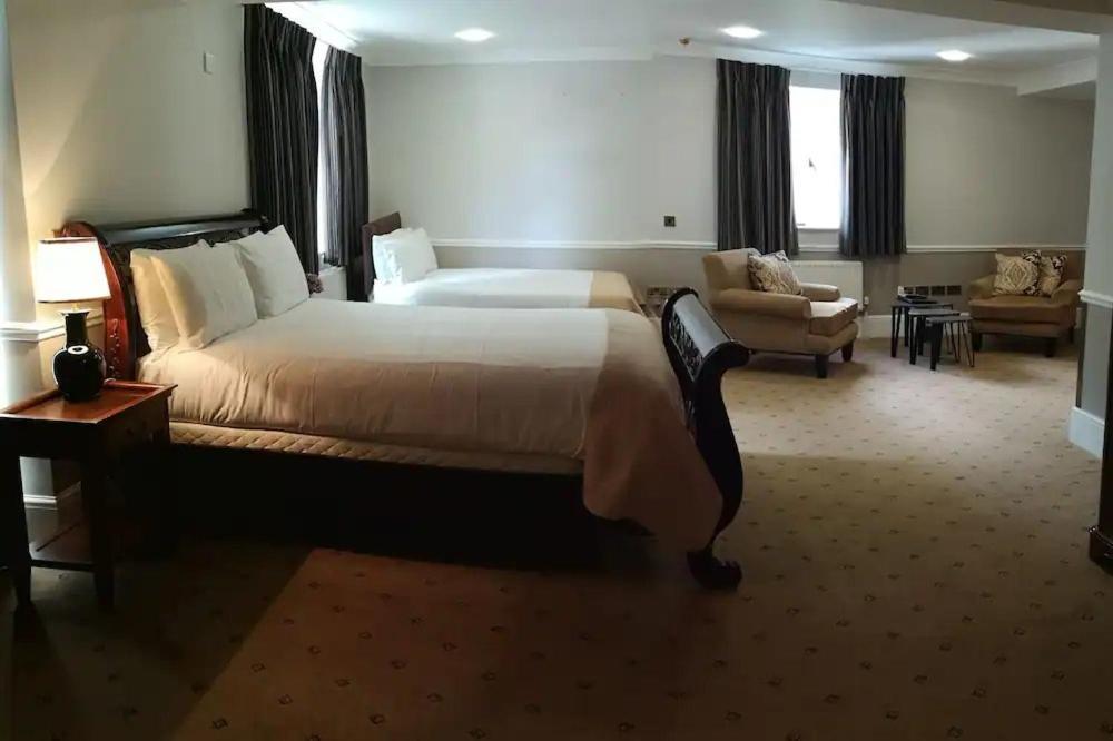 The Tudor Hotel Eastcote Extérieur photo